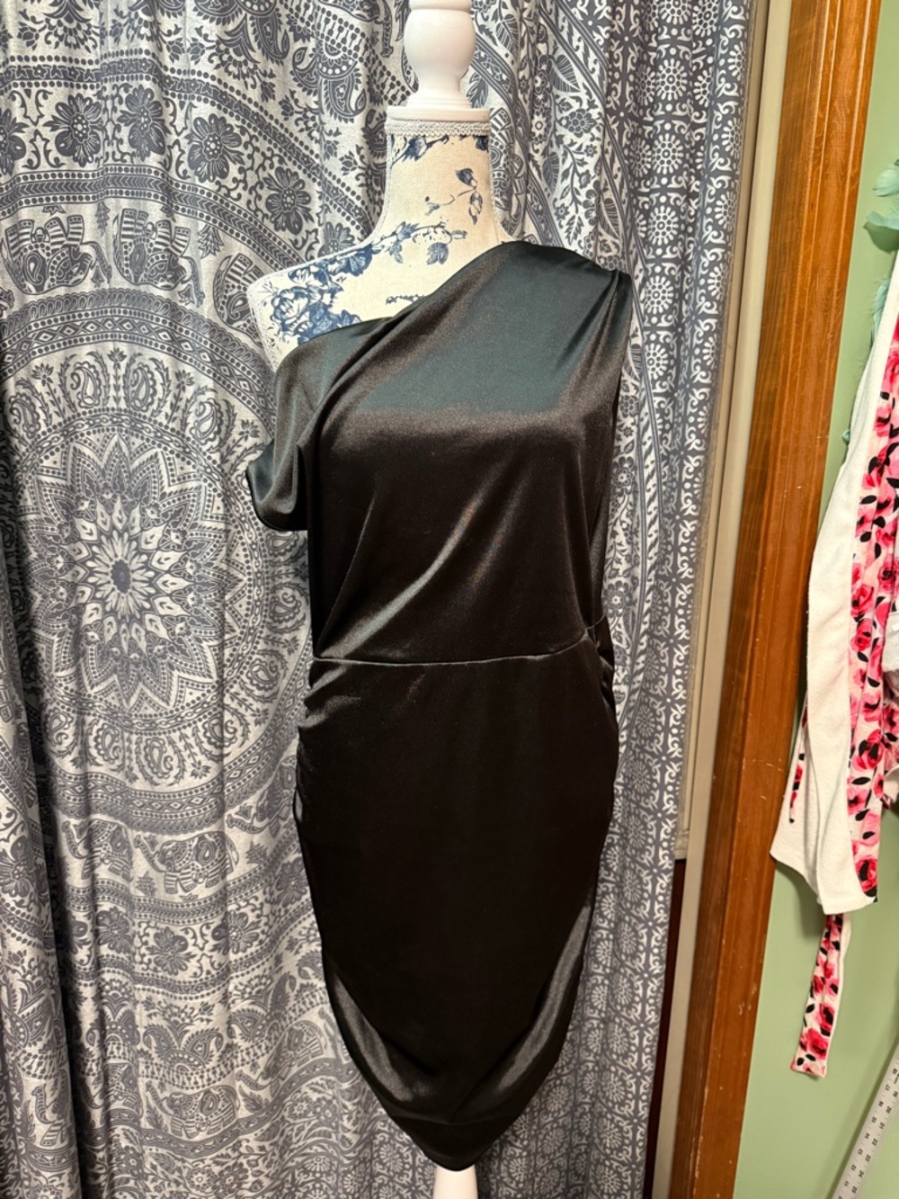 Black One-Shoulder Satin type Dress (xxl)